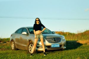 【媳妇当车模】美腿媳妇海马自驾游