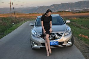 【媳妇当车模】美腿媳妇海马自驾游