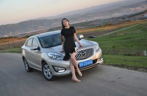 【媳妇当车模】美腿媳妇海马自驾游