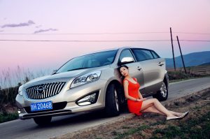 【媳妇当车模】美腿媳妇海马自驾游