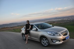 【媳妇当车模】美腿媳妇海马自驾游