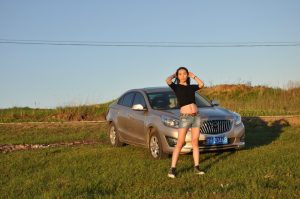 【媳妇当车模】美腿媳妇海马自驾游