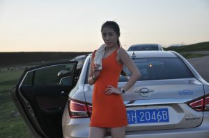 【媳妇当车模】美腿媳妇海马自驾游