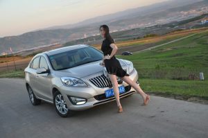 【媳妇当车模】美腿媳妇海马自驾游