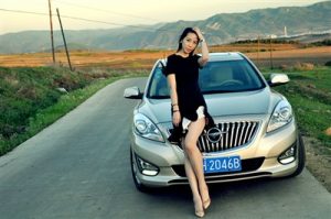 【媳妇当车模】美腿媳妇海马自驾游