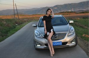 【媳妇当车模】美腿媳妇海马自驾游