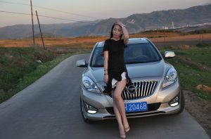 【媳妇当车模】美腿媳妇海马自驾游