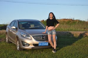 【媳妇当车模】美腿媳妇海马自驾游