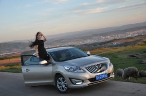 【媳妇当车模】美腿媳妇海马自驾游