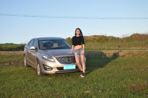 【媳妇当车模】美腿媳妇海马自驾游