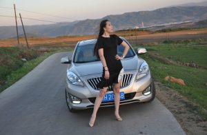 【媳妇当车模】美腿媳妇海马自驾游