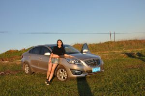 【媳妇当车模】美腿媳妇海马自驾游