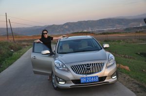 【媳妇当车模】美腿媳妇海马自驾游