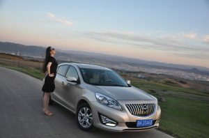 【媳妇当车模】美腿媳妇海马自驾游