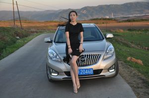 【媳妇当车模】美腿媳妇海马自驾游