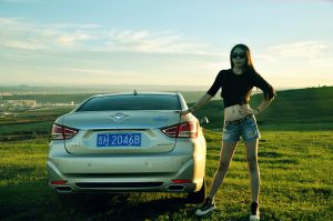 【媳妇当车模】美腿媳妇海马自驾游