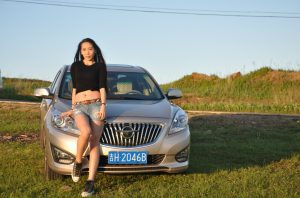 【媳妇当车模】美腿媳妇海马自驾游