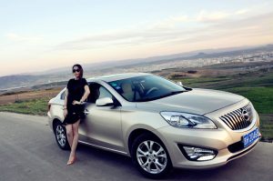 【媳妇当车模】美腿媳妇海马自驾游