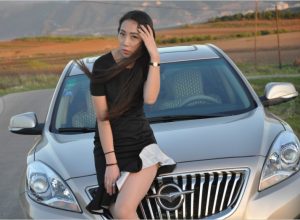 【媳妇当车模】美腿媳妇海马自驾游