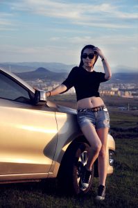 【媳妇当车模】美腿媳妇海马自驾游