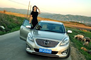 【媳妇当车模】美腿媳妇海马自驾游