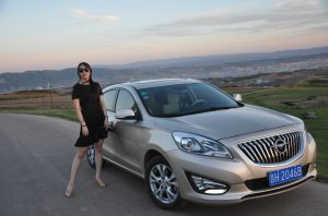 【媳妇当车模】美腿媳妇海马自驾游