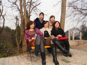 冬天依旧不忘穿黑丝靴子的姨妈