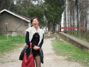 冬天依旧不忘穿黑丝靴子的姨妈