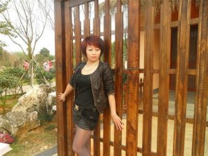 多姿多情的短发人妻