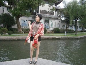 多姿多情的短发人妻