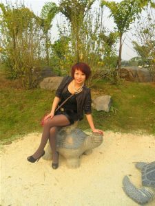 多姿多情的短发人妻