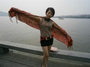 多姿多情的短发人妻