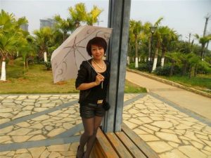 多姿多情的短发人妻