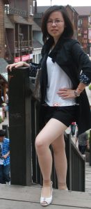 戴眼镜的知性大姐穿短丝袜拍照片