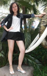 戴眼镜的知性大姐穿短丝袜拍照片