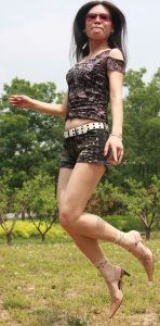 阿姨在喷泉旁边穿短丝袜摆各种Poes拍照