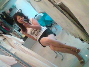 雨阿姨跷二郎腿自拍