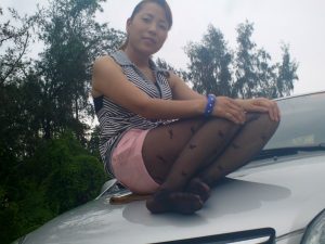 【媳妇当车模】表嫂满屏的丝袜美腿