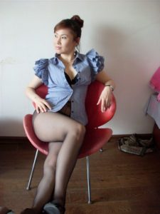 大方的熟女大姐在家里喜欢秀腿