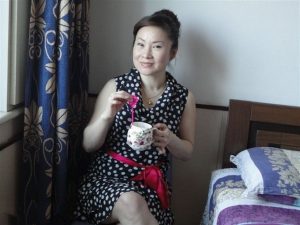 大方的熟女大姐在家里喜欢秀腿