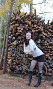 身材稍显丰满的皮靴美腿嫂子