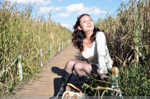 身材稍显丰满的皮靴美腿嫂子