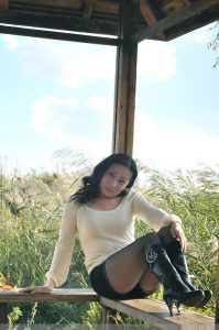 身材稍显丰满的皮靴美腿嫂子