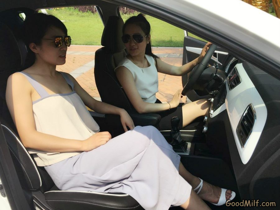 【媳妇当车模】老婆和闺蜜一起秀腿[第10张/共56张]
