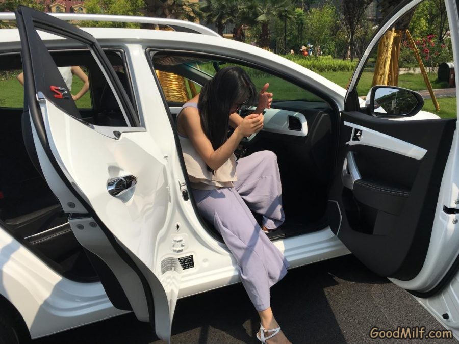 【媳妇当车模】老婆和闺蜜一起秀腿[第14张/共56张]