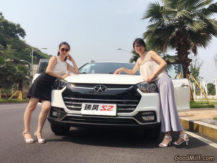 【媳妇当车模】老婆和闺蜜一起秀腿[第15张/共56张]