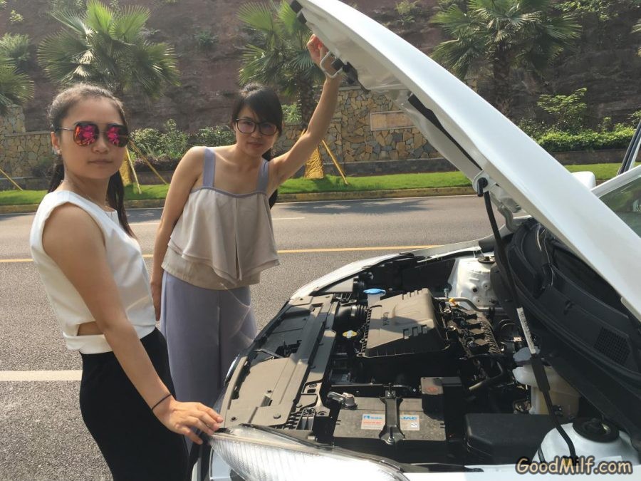 【媳妇当车模】老婆和闺蜜一起秀腿[第16张/共56张]