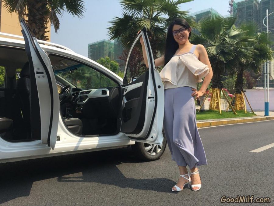 【媳妇当车模】老婆和闺蜜一起秀腿[第22张/共56张]