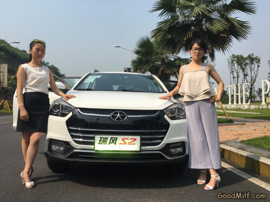 【媳妇当车模】老婆和闺蜜一起秀腿[第24张/共56张]