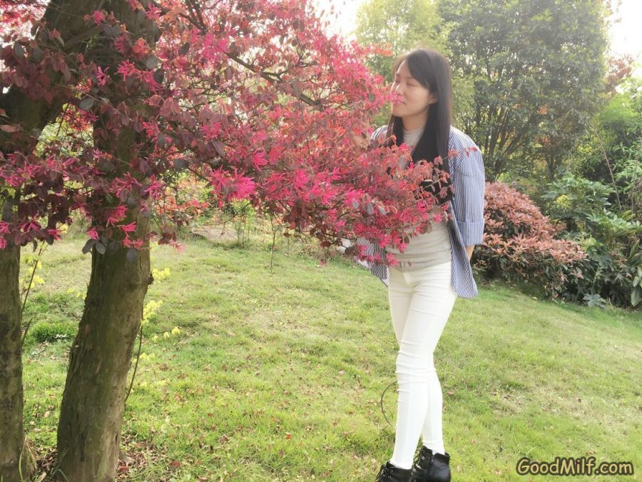 【媳妇当车模】老婆和闺蜜一起秀腿[第35张/共56张]